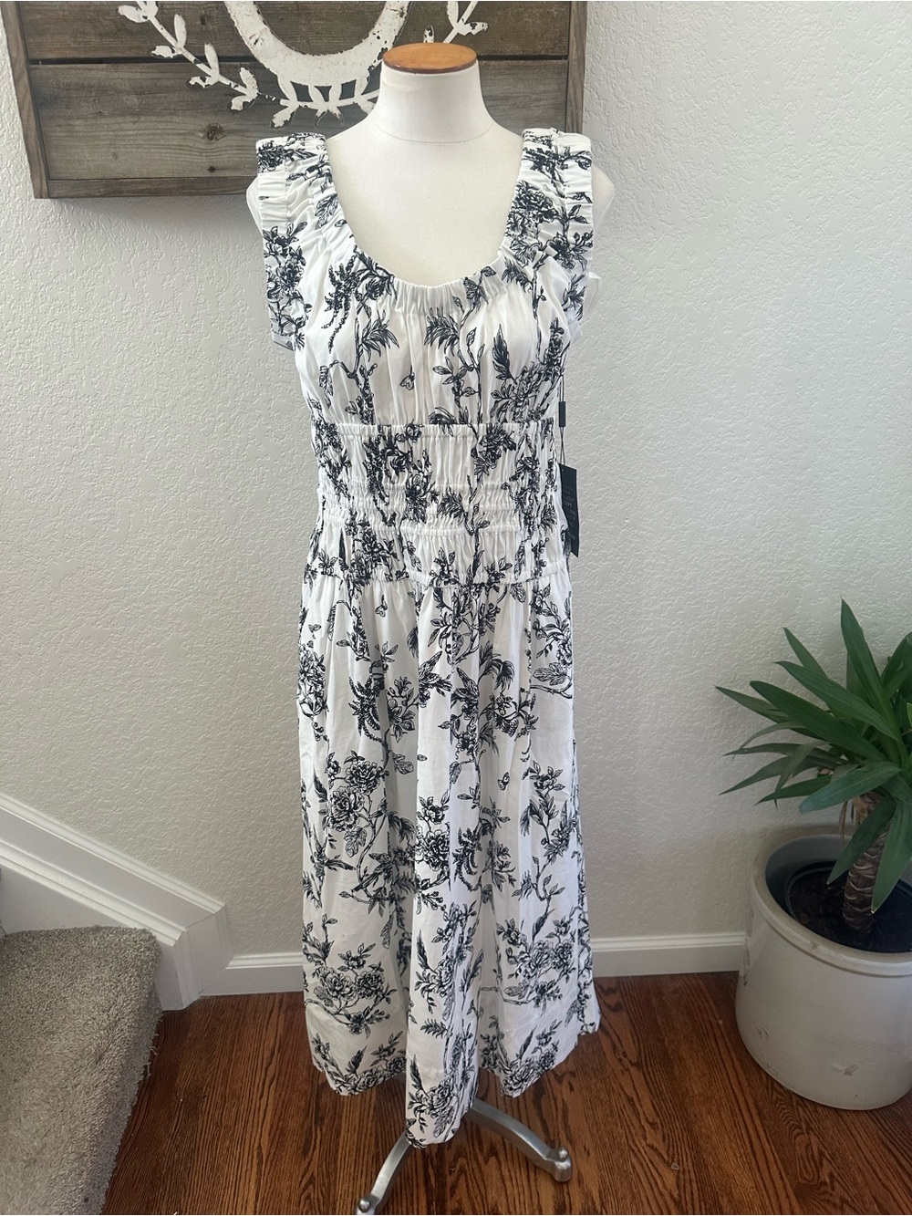 WHBM sleeveless Black & White Smocked bodice‎ Floral Midi Dress size 12 NWT